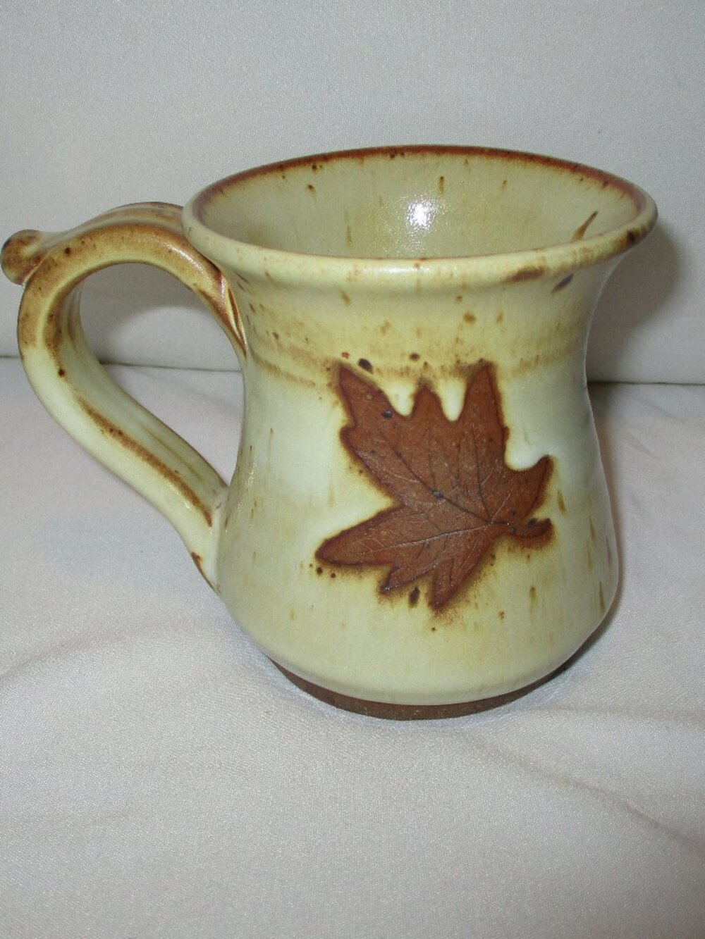 2007 ALEWINE POTTERY MUG WITH MAPLE LEAF IMPRINT